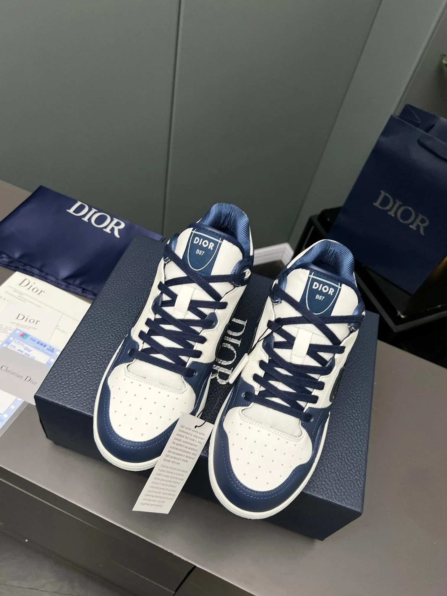 Men's Men's Shoes 💰600 Dior DiorB57 top version of low-top sneakers! ! ! Navy blue with beige smooth first-layer cowhide, fully oiled edges, T men's shoes 💰U outsole.  The 2024 autumn men's wear series has made a wonderful debut, a new classic item launched by Dior. Crafted from smooth first-grain cow leather in navy blue and beige, it's accented by a large leather heat-stamped CD logo on the sides. The distinctive laces of the same color match the color of the shoe body, and the opening and closing are decorated with various classic details on the tongue, sole and back side to enhance the style. The eyelet details, upper stitching and heel strip panels of the same color highlight the dynamic charm of its sports style. Exclusive two-color molded T men's shoes 💰U outsole is light, comfortable, non-slip and wear-resistant, the mesh lining and feet are customized with original colors, soft and breathable. Exquisite production technology highlights the grade, and can be matched with all kinds of clothing to create a refined look.
